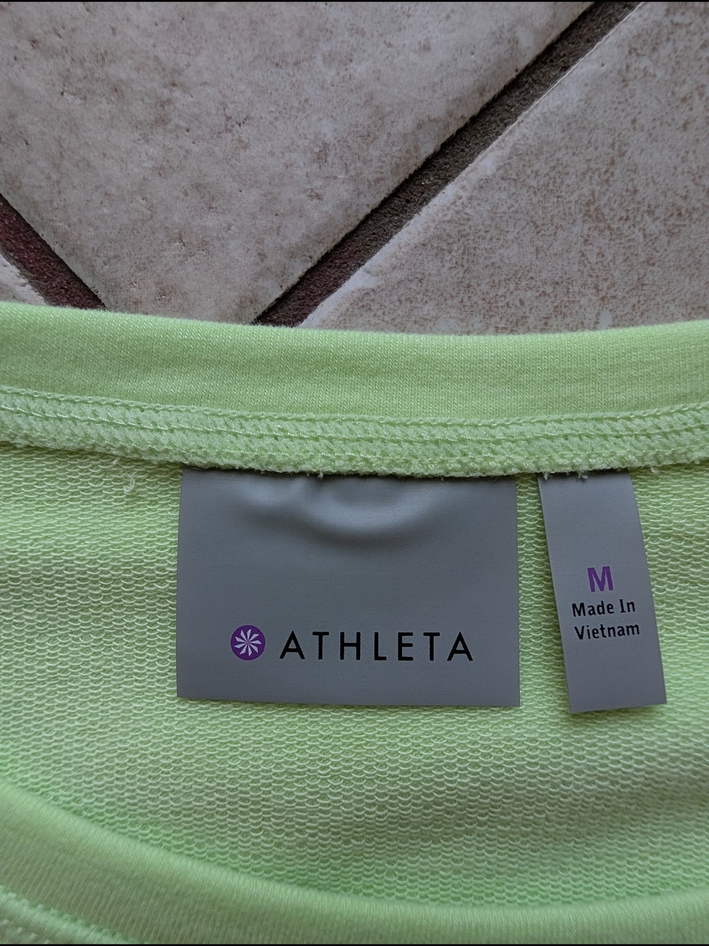 Athleta Neon Lime Green Long Sleeve Pullover Sweatshirt Thumbholes Size M - Picture 3 of 8